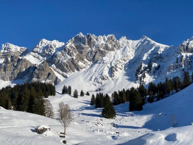 Apenzell Alpleri 'nde kar kaplı Alpstein Dağı' nda kış havası ve güzel, huzurlu bir atmosfer.)