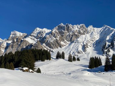 Apenzell Alpleri 'nde kar kaplı Alpstein Dağı' nda kış havası ve güzel, huzurlu bir atmosfer.)