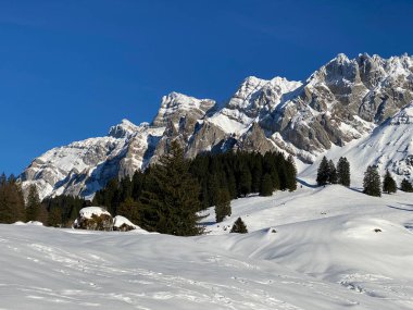 Apenzell Alpleri 'nde kar kaplı Alpstein Dağı' nda kış havası ve güzel, huzurlu bir atmosfer.)