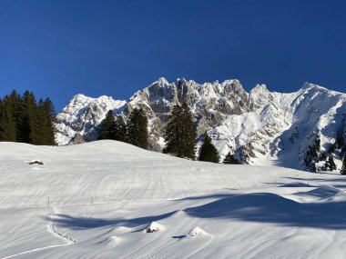 Apenzell Alpleri 'nde kar kaplı Alpstein Dağı' nda kış havası ve güzel, huzurlu bir atmosfer.)