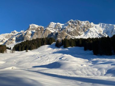 Apenzell Alpleri 'nde kar kaplı Alpstein Dağı' nda kış havası ve güzel, huzurlu bir atmosfer.)