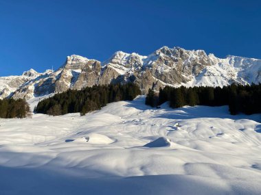Apenzell Alpleri 'nde kar kaplı Alpstein Dağı' nda kış havası ve güzel, huzurlu bir atmosfer.)