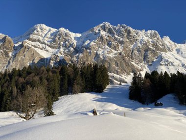 Apenzell Alpleri 'nde kar kaplı Alpstein Dağı' nda kış havası ve güzel, huzurlu bir atmosfer.)