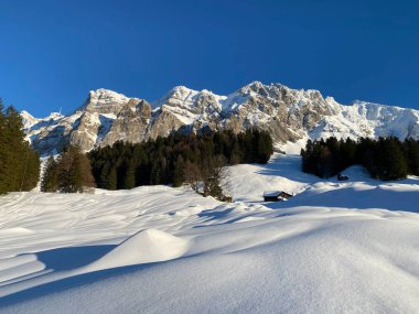 Apenzell Alpleri 'nde kar kaplı Alpstein Dağı' nda kış havası ve güzel, huzurlu bir atmosfer.)