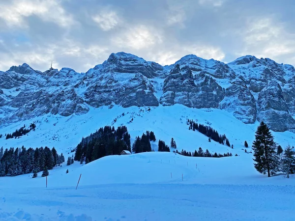 Zimowa Atmosfera Piękna Idylliczna Atmosfera Pokrytej Śniegiem Alpejskiej Górze Alpstein — Zdjęcie stockowe