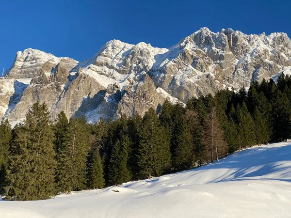 Talvi Tunnelma Kaunis Idyllinen Tunnelma Lumihuippuinen Alppivuori Alpstein Appenzell Alpit — kuvapankkivalokuva