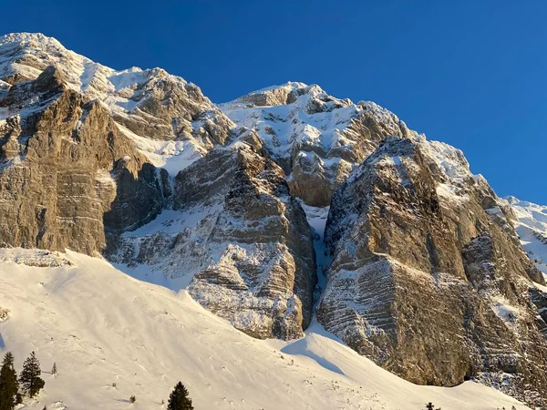 雪に覆われたアルプスの山アルプシュタインの冬の雰囲気と美しい牧歌的な雰囲気 スイス スイス — ストック写真