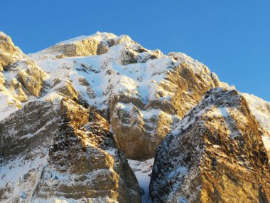 İsviçre Alpstein 'in buzlu beyaz kar örtüsüyle kaplı Idyllic dik alp kayalık zirveleri - Appenzell Ausserrhoden Kantonu, İsviçre (Schweiz)