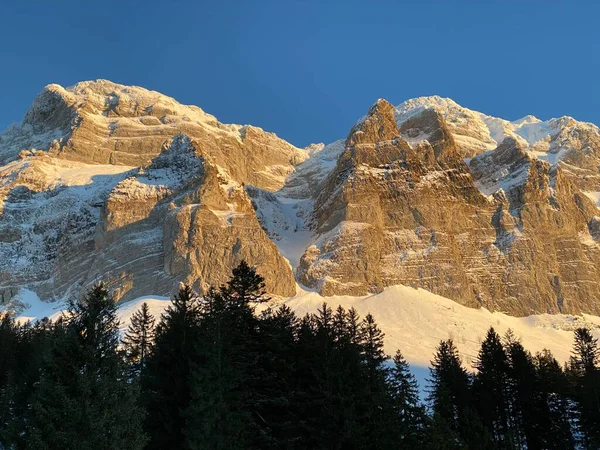 瑞士阿尔茨坦地块上的Idyllic陡峭的高山岩石峰 覆盖着白雪覆盖的冰 瑞士阿彭策尔州 施维兹 — 图库照片