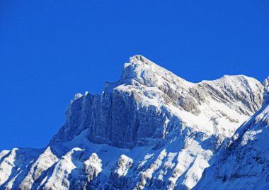 Dik alp kayalık Girenspitz tepesinde (2446 M.a.s.) kış havası ve güzel sakin bir atmosfer. ve dağ Alpstein - Appenzell Alps massif - İsviçre (Schweiz)