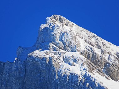 Dik alp kayalık Girenspitz tepesinde (2446 M.a.s.) kış havası ve güzel sakin bir atmosfer. ve dağ Alpstein - Appenzell Alps massif - İsviçre (Schweiz)