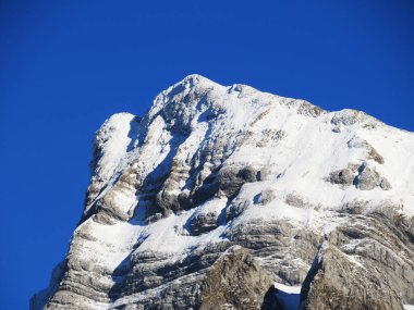 Grauchopf (2216 m.s. l) dik alp kayalık zirvesinde kış atmosferi ve güzel sakin bir atmosfer. ve dağ Alpstein - Appenzell Alps massif - İsviçre (Schweiz)