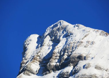 Grauchopf (2216 m.s. l) dik alp kayalık zirvesinde kış atmosferi ve güzel sakin bir atmosfer. ve dağ Alpstein - Appenzell Alps massif - İsviçre (Schweiz)