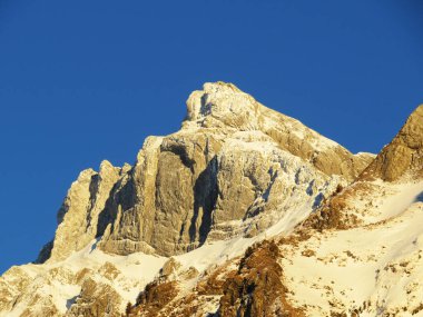 Grauchopf (2216 m.s. l) dik alp kayalık zirvesinde kış atmosferi ve güzel sakin bir atmosfer. ve dağ Alpstein - Appenzell Alps massif - İsviçre (Schweiz)