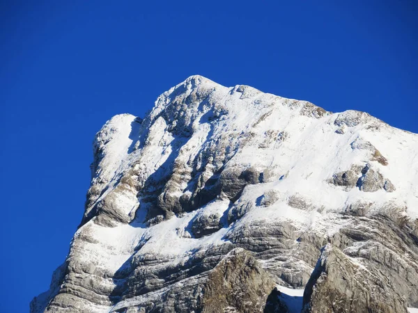 冬の雰囲気と険しい高山岩のピークの美しい牧歌的な雰囲気Grauchopf 2216 そして山アルプシュタイン アペンツェルアルプスの塊 スイス スイス — ストック写真