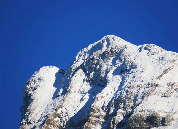 陡峭的高山岩石峰顶上的冬季氛围和美丽的田园诗般的氛围 2216毫升 和阿尔卑斯泰因山脉 阿彭策尔阿尔卑斯山地块 施韦兹 — 图库照片