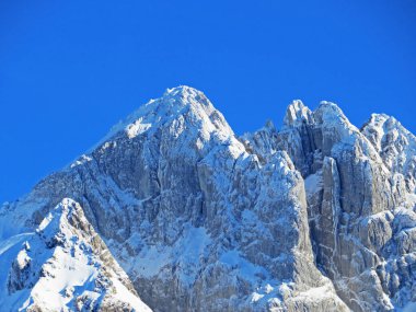 Kış atmosferi ve dik alp kayalıkları üzerindeki güzel sakin atmosfer Silberplatten (2157 m.s. l.) ve dağ Alpstein - Appenzell Alps massif - İsviçre (Schweiz)