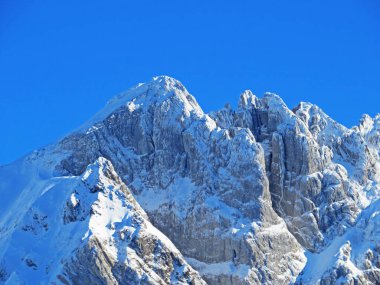Kış atmosferi ve dik alp kayalıkları üzerindeki güzel sakin atmosfer Silberplatten (2157 m.s. l.) ve dağ Alpstein - Appenzell Alps massif - İsviçre (Schweiz)
