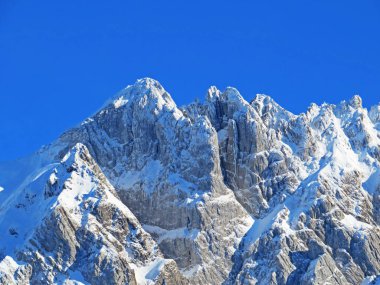 Kış atmosferi ve dik alp kayalıkları üzerindeki güzel sakin atmosfer Silberplatten (2157 m.s. l.) ve dağ Alpstein - Appenzell Alps massif - İsviçre (Schweiz)