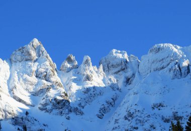 Schwarzchopf (1950 M.As.l.) sarp alp kayalık zirvesinde kış atmosferi ve güzel sakin bir atmosfer. ve dağ Alpstein - Appenzell Alps massif - İsviçre (Schweiz)
