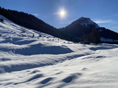 Akşamın geç saatlerinde kar kaplı Alp Vadisi 'nin üzerinde ve gün batımından önce Apenzell Alp Dağları' nın tepesinde İsviçre 'de (Schweiz)