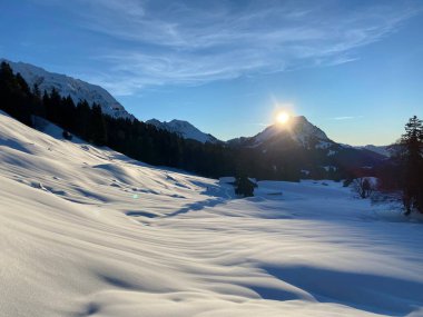 Akşamın geç saatlerinde kar kaplı Alp Vadisi 'nin üzerinde ve gün batımından önce Apenzell Alp Dağları' nın tepesinde İsviçre 'de (Schweiz)