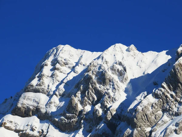 Ambiente Invernale Bella Atmosfera Idilliaca Sulla Ripida Vetta Rocciosa Alpina — Foto Stock