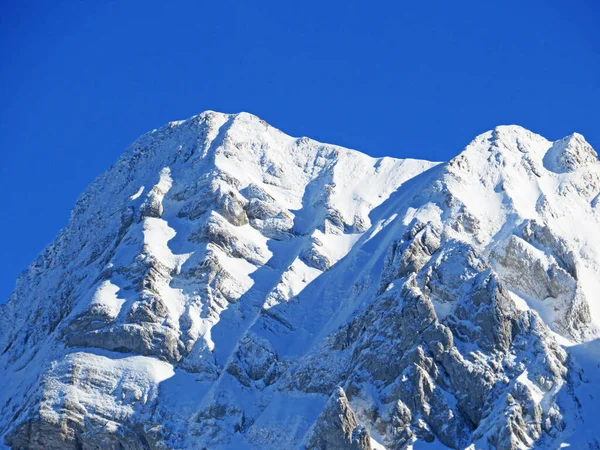 陡峭的高山岩石山顶上的冬季氛围和美丽的田园诗般的氛围和阿尔卑斯泰因山脉 阿彭策尔阿尔卑斯山地块 施韦兹 — 图库照片