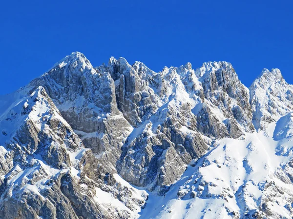 Winterliches Ambiente Und Herrliche Idylle Auf Den Steilen Alpinen Felsspitzen — Stockfoto