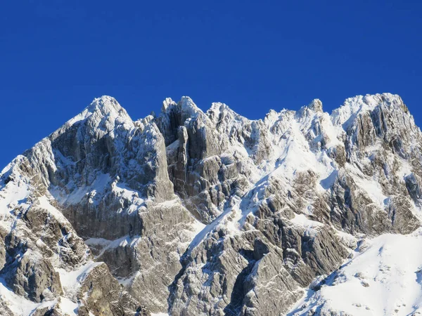 陡峭的高山岩石峰顶上的冬季氛围和美丽的田园诗般的氛围 21157百万英镑 和阿尔卑斯泰因山脉 阿彭策尔阿尔卑斯山地块 施韦兹 — 图库照片
