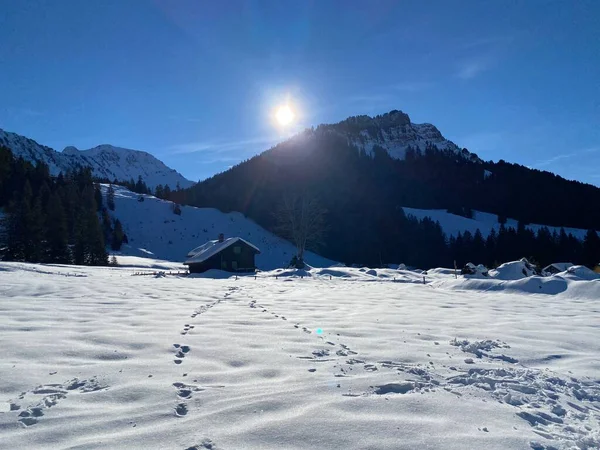 Пізнє Зимове Сонце Над Засніженою Альпійською Долиною Перед Сутінками Над — стокове фото