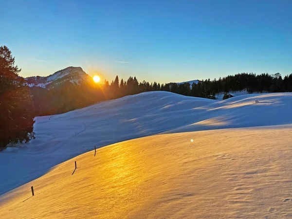 Matahari Akhir Musim Dingin Atas Lembah Alpen Yang Tertutup Salju — Stok Foto