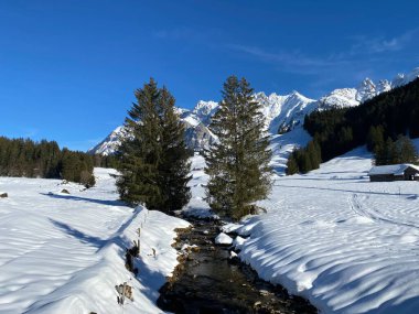 Alpstein Dağı eteklerindeki çayırlık vadide bulunan Luteren dağı Alpstein Dağı 'nın eteklerinde ve taze beyaz kar örtüsünün altında - Appenzell Alps massif, İsviçre (Schweiz)