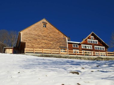 Geleneksel İsviçre mimarisi ve beyaz kar örtüsünün kış ortamında ahşap alp evler, Alt St. Johann - Obertoggenburg, İsviçre (Schweiz)