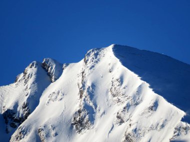 Toggenburg bölgesi ile Walensee Gölü veya Walenstadt Gölü arasındaki Churfirsten Dağları 'ndaki Selun (2205 m) tepesi (Schweiz)