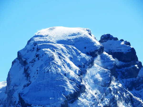 位于瑞士托亨堡地区与瓦伦塞湖或沃伦施塔特湖 奥伯托根堡 施韦兹 之间的丘尔菲斯顿山脉的雪帽高山峰 2235米 — 图库照片