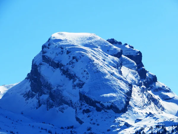 Cima Alpina Innevata Schibenstoll 2235 Nella Catena Montuosa Del Churfirsten — Foto Stock