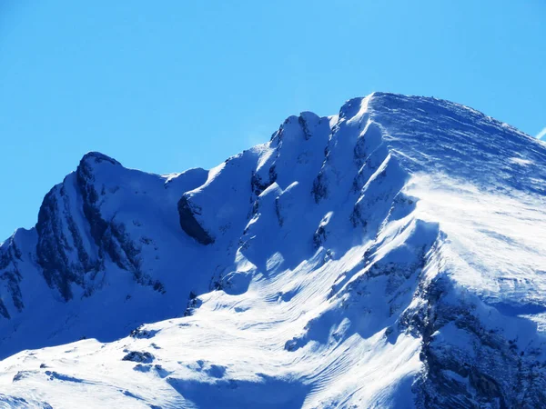 チュルファーレン山脈の雪に覆われた高山のピークSelun 2205 トッゲンブルク地域とワレンゼー湖の間またはワレンシュタット湖 オーバートッゲンブルク スイス スイス — ストック写真