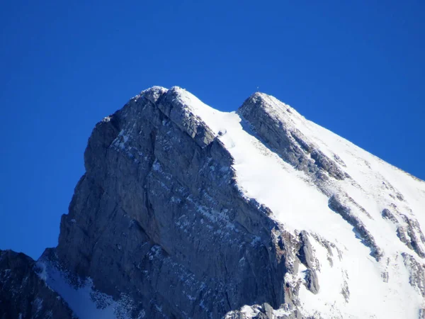 位于Alpstein山脉的Wildhuser Schofberg高山峰 或称Wildhuser Schafberg 2373米 和位于瑞士圣加仑州Alt Johann的Annzell Alps地块 Schweiz 的白色毛毯 — 图库照片
