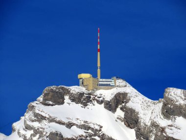 Otel Santis (Saentis) veya Otel Santis ve Saentisgipfel Panorama Restoranı - İsviçre 'nin peri masalı kış aylarında zirvenin etkileyici bir görüntüsü (Schweiz)