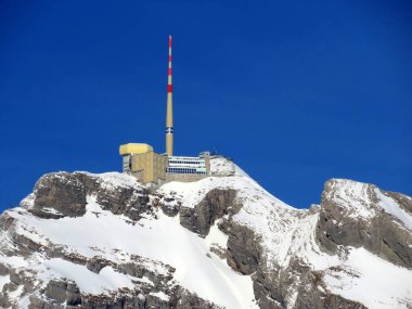 Otel Santis (Saentis) veya Otel Santis ve Saentisgipfel Panorama Restoranı - İsviçre 'nin peri masalı kış aylarında zirvenin etkileyici bir görüntüsü (Schweiz)