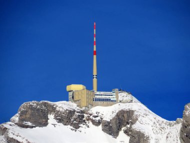 Otel Santis (Saentis) veya Otel Santis ve Saentisgipfel Panorama Restoranı - İsviçre 'nin peri masalı kış aylarında zirvenin etkileyici bir görüntüsü (Schweiz)