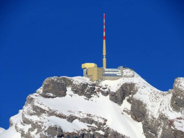 Otel Santis (Saentis) veya Otel Santis ve Saentisgipfel Panorama Restoranı - İsviçre 'nin peri masalı kış aylarında zirvenin etkileyici bir görüntüsü (Schweiz)