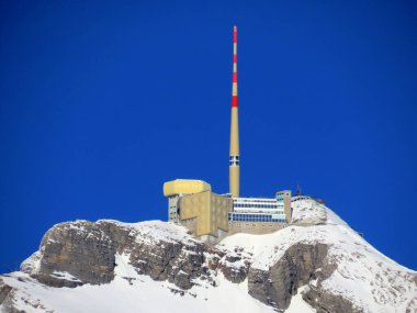 Otel Santis (Saentis) veya Otel Santis ve Saentisgipfel Panorama Restoranı - İsviçre 'nin peri masalı kış aylarında zirvenin etkileyici bir görüntüsü (Schweiz)
