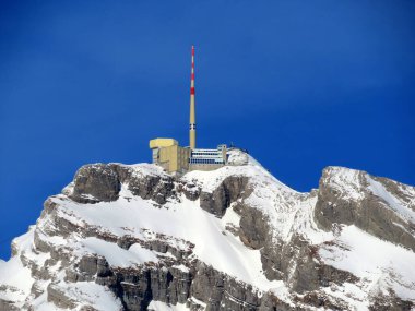 Otel Santis (Saentis) veya Otel Santis ve Saentisgipfel Panorama Restoranı - İsviçre 'nin peri masalı kış aylarında zirvenin etkileyici bir görüntüsü (Schweiz)