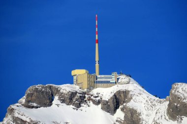 Otel Santis (Saentis) veya Otel Santis ve Saentisgipfel Panorama Restoranı - İsviçre 'nin peri masalı kış aylarında zirvenin etkileyici bir görüntüsü (Schweiz)