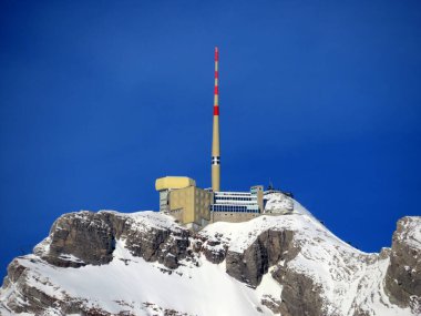 Otel Santis (Saentis) veya Otel Santis ve Saentisgipfel Panorama Restoranı - İsviçre 'nin peri masalı kış aylarında zirvenin etkileyici bir görüntüsü (Schweiz)