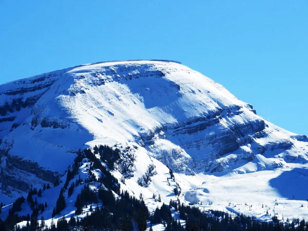 チュルファーテン山脈の雪に覆われた高山のピークHinterrugg またはHinderrugg 2306M トッゲンブルク地域とヴァレンゼー湖の間またはヴァレンシュタット湖 オーバートッゲンブルク スイス スイス — ストック写真