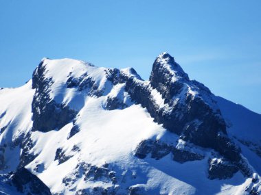 Toggenburg bölgesi ile Walensee Gölü veya Walenstadt Gölü arasındaki Churfirsten sıradağlarında (2079 m) karla kaplı Glattchamm tepesi (Schweiz)