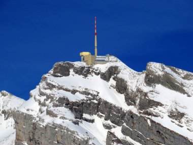 Alpstein dağlarında ve Appenzell Alpleri 'nde kar tepeli alp zirvesi Santis (veya Saentis, 2502 m), İsviçre' nin St. Gallen Kantonu (Schweiz)